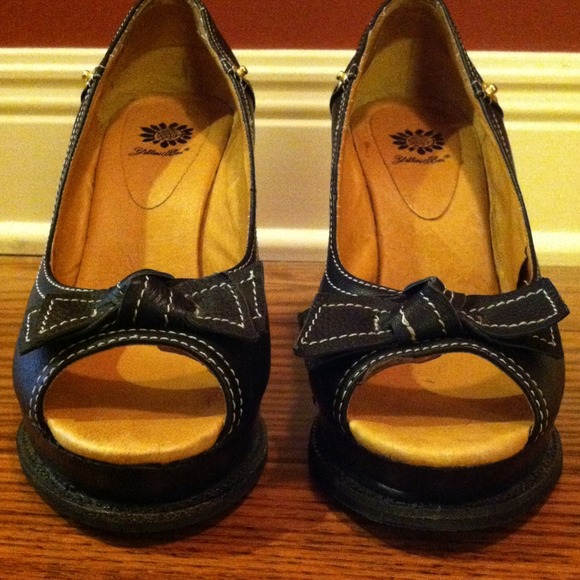 📌Sold📌Black Yellowbox wedges - Picture 2 of 3