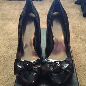 Nine West bow heels- like new! reduced price!