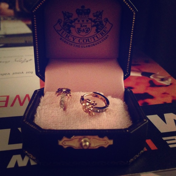 Juicy mini hoop earrings