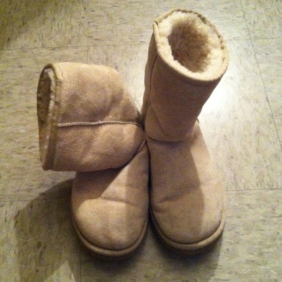 .💢💢SOLD💢💢 Sand size 6 uggs