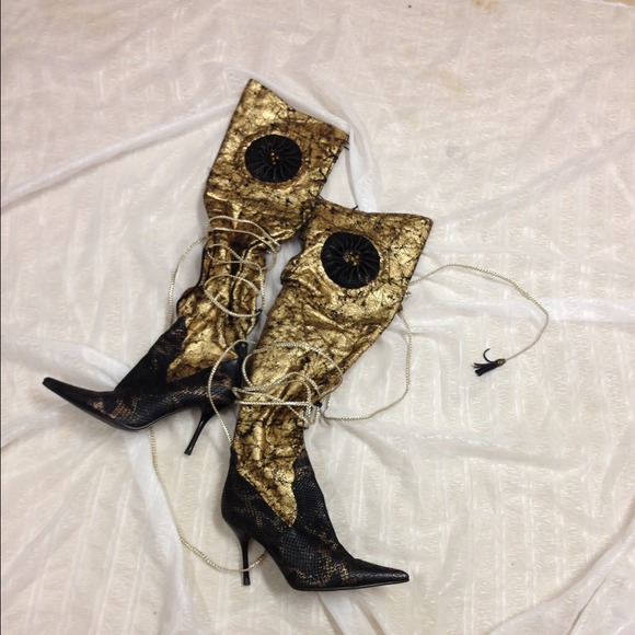 boots above the knee pretty color. black and gold