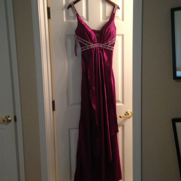 $150 Elegant Dress. Unremarkable gorgeous dress!!!