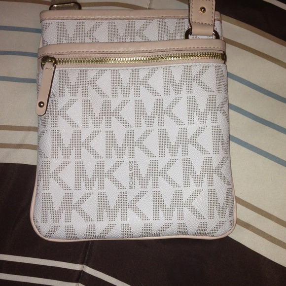 RESERVED!! ✨Michael Kors Vanilla Crossbody✨