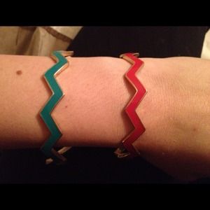 Bundle with beige top and Chevron bangles!!