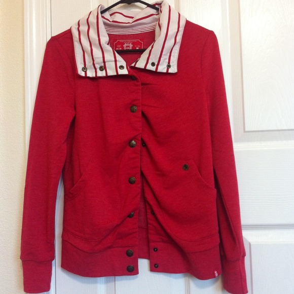 Cute button down sweatshirt with colar!