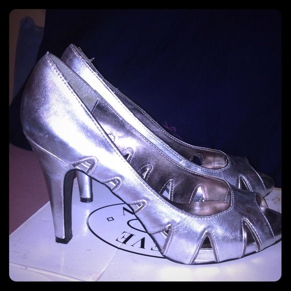 Silver Steve Madden peep toe pumps 3' heel