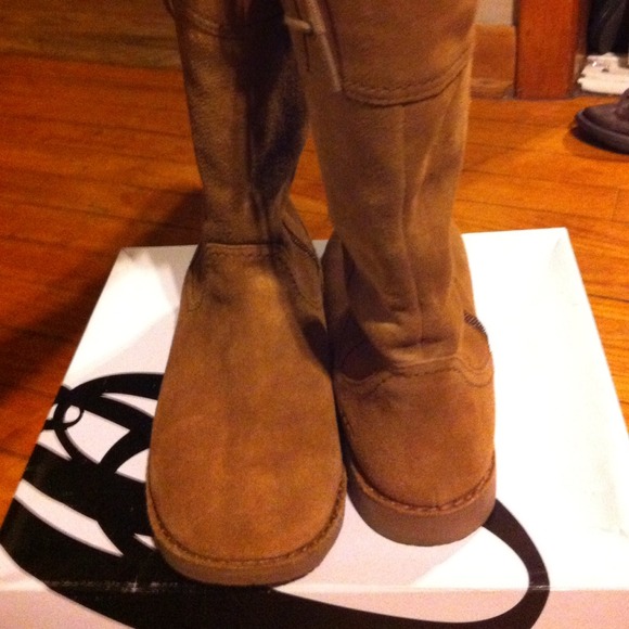 SOLD!!Authentic Uggs - Picture 1 of 4