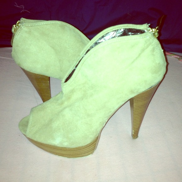 Bakers tan peep toe booties