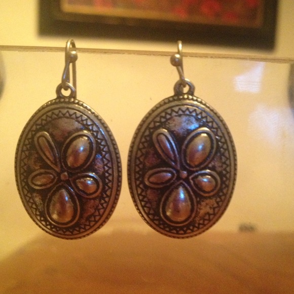 Cute silver disk earrings.