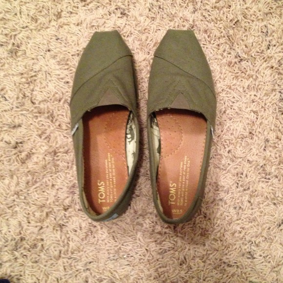 Tom's Olive flats. Size 8 1/2. Like new.
