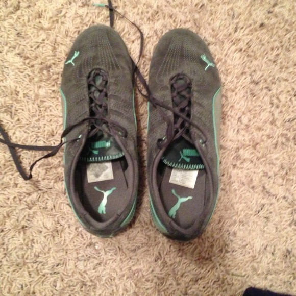 Puma tennis shoes. 8 1/2. Shows no wear.