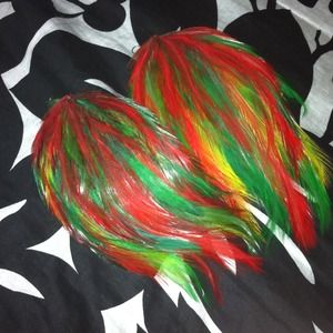 Tropical feather earrings.