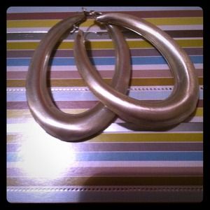 Silver pair of earrings