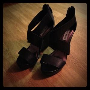 Steve Madden black leather wedges Comfy and cute 9