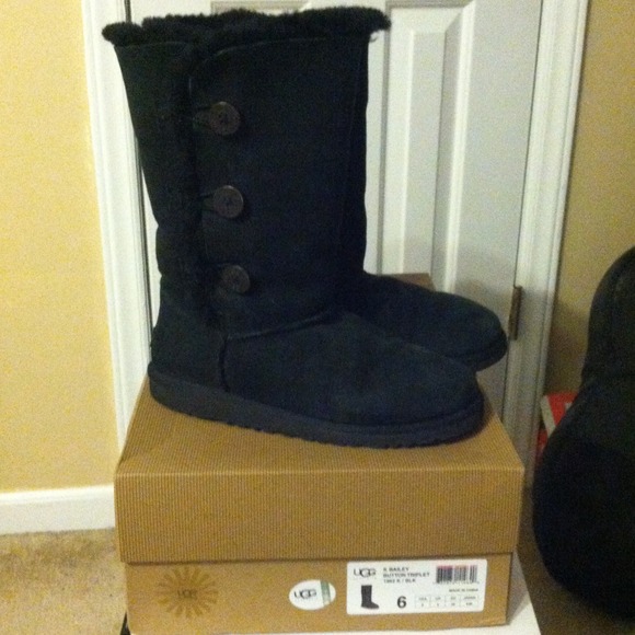 SOLD❌Black Kids 3 button Uggs- Bailey❌