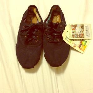 NWT Black Toms