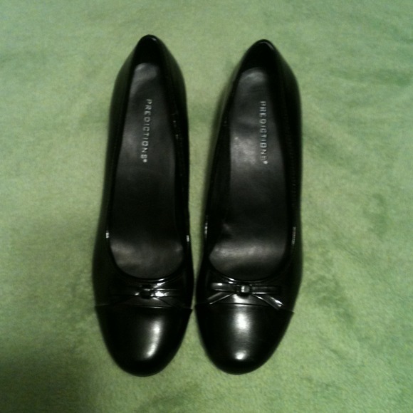 Size 6 1/2 shoe with heal. Only worn 2 times