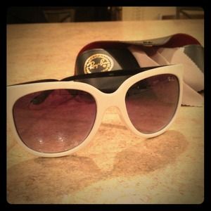Ray Ban sunglasses with case and cleaning cloth