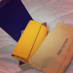 ⭐Sold !!!⭐Authentic LV Sarah wallet citron color