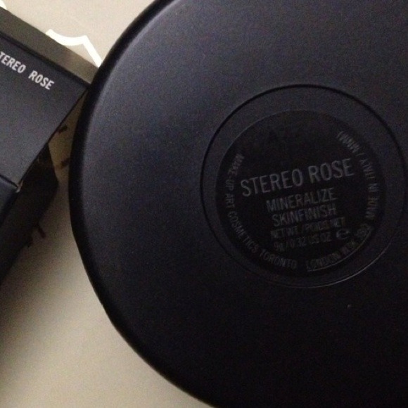 🚫SOLD🚫✨MAC✨Stereo Rose Mineralized skin finish - Picture 3 of 4