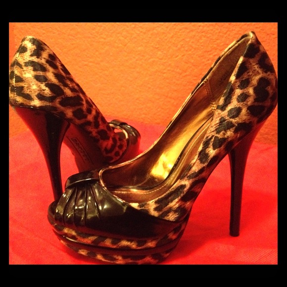 ❌SOLD❌ @j2fizzle Modern Leopard peeped toe pumps