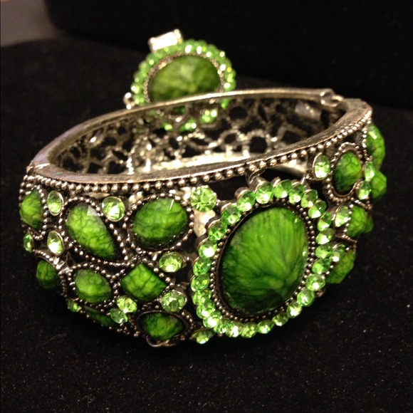 💢SOLD💢 Olive Green attached Bracelet Ring Set - Picture 2 of 4