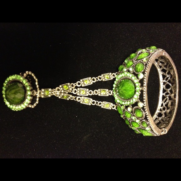 💢SOLD💢 Olive Green attached Bracelet Ring Set - Picture 3 of 4