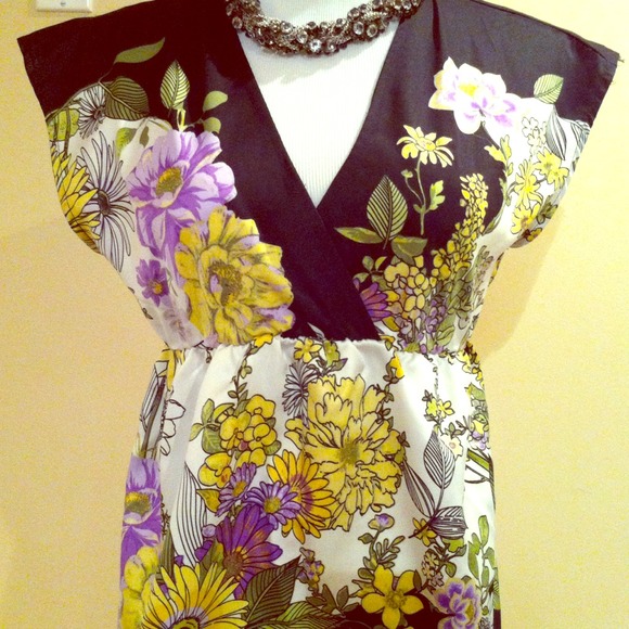 ⁯🌺🍃🌼SOLD-Bundle! Pretty shirt!