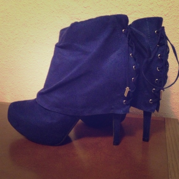 Traded Navy blue 3 1/2 inch heels size 10 :)