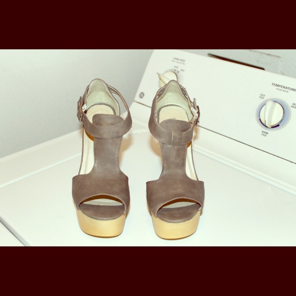 Shoes - ****SOLD****Platform grey shoes