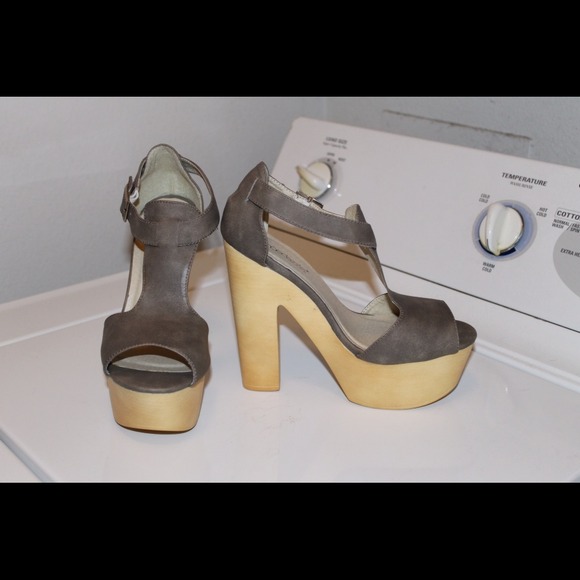 ****SOLD****Platform grey shoes - Picture 2 of 3