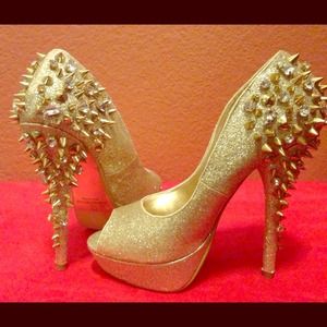 🎊Fabulous Spike peeped toe pumps🎊