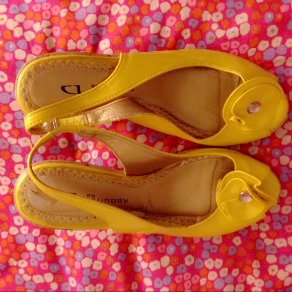 💢REDUCED💢 Yellow wedges by Chinese Laundry