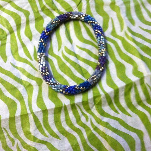 A bracelet - Picture 1 of 2