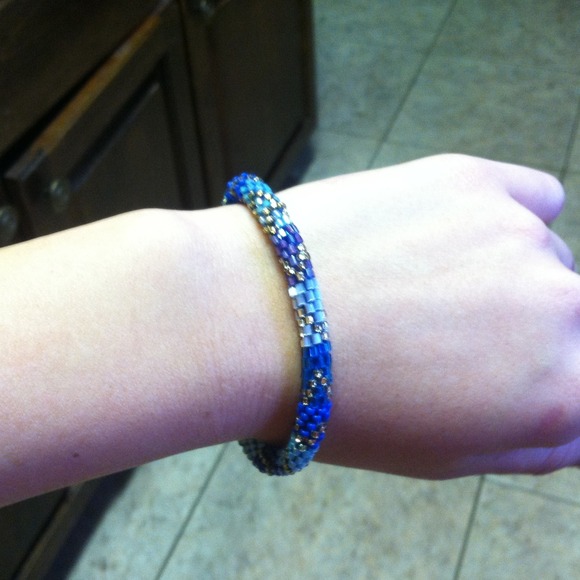 A bracelet - Picture 2 of 2