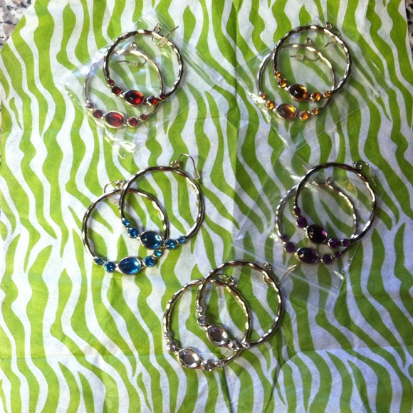 A set of earrings - Picture 1 of 1