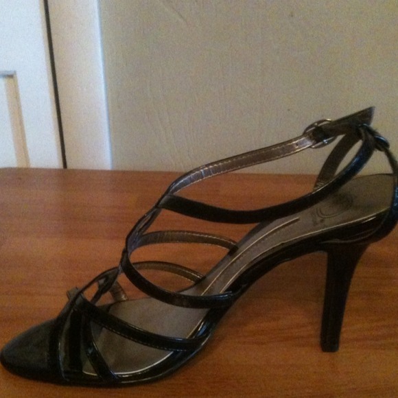 Strappy 3 in heels - Picture 1 of 3