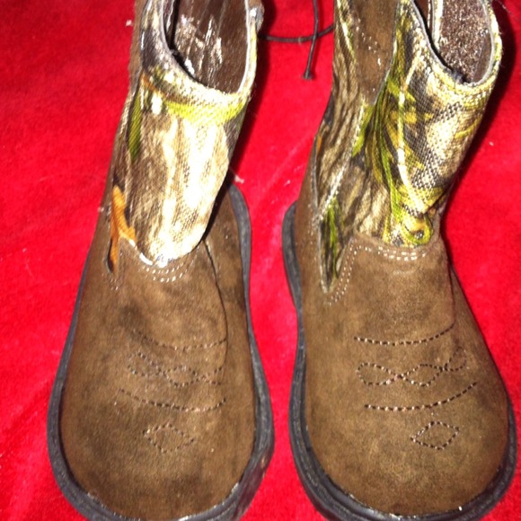 Size 2 infant camo boots NWT