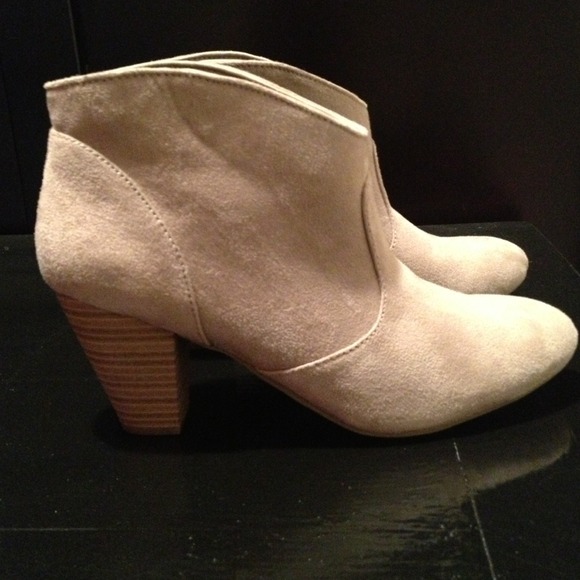 Swede, light colored tan short boots!