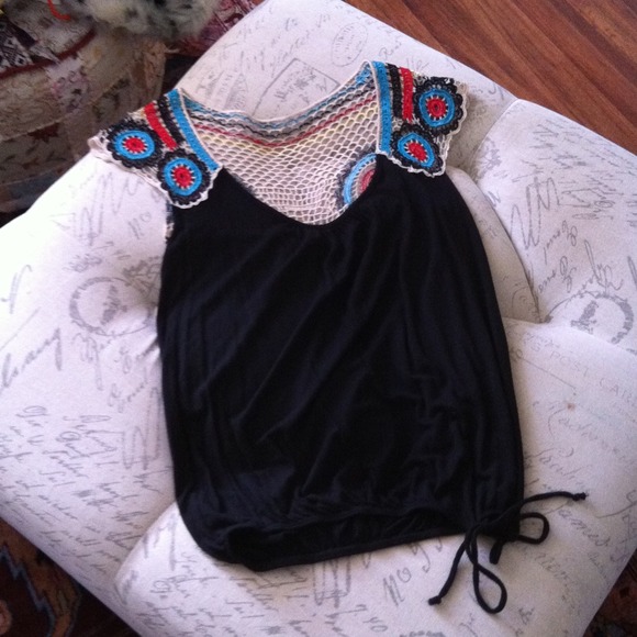 SOLD BUNDLE 😘😘Black cute shirt size small fit M