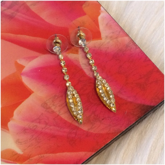 Goldtone Necklace & Earrings Set - Picture 2 of 3