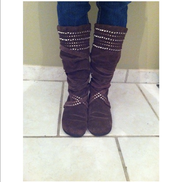 Cutest of the cute Pocahontas golden accented boot