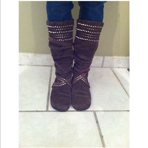Cutest of the cute Pocahontas golden accented boot