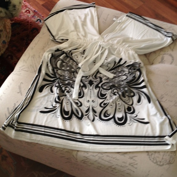 😘SOLD BUNDLE 😘Cute white and black shirt S