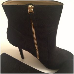 Zara Shoes - 🚩HOLDZara ankle booties with gold zipper like new Zara Shoes - 🚩HOLDZara ankle booties with gold zipper like new
