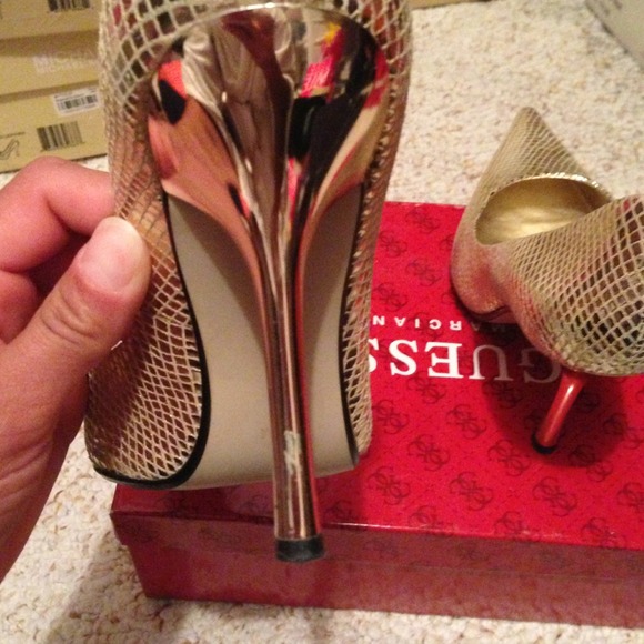 Carrie 4 by Guess - Picture 2 of 2