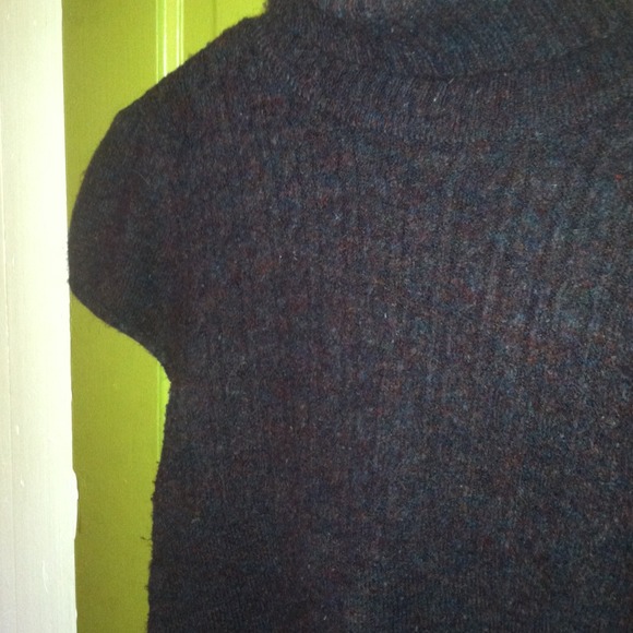 Dark purple short sleeve turtle neck sweater - Picture 2 of 3