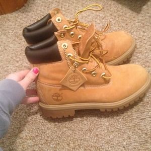 On hold, Timberland boots! Good condition!