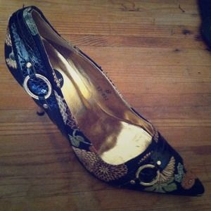 Black stilettos with olive and brown prints