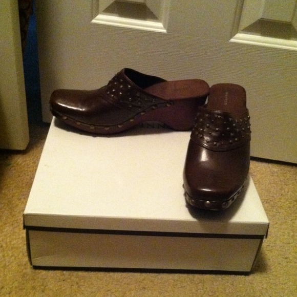 Clogs, brown leather.